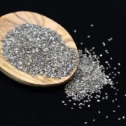 chia frø Små, næringsrige chiafrø klar til at blive brugt kreativt i madlavningen for et bedre optag af mineraler.