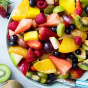 En lækker skål frugtsalat En flot skål frugtsalat passer perfekt til en sund vegansk madplan