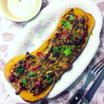 Fyldt butternutsquash med mungbønner Den madglade person elsker en omgang med Fyldt butternutsquash med mungbønner