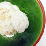 Kokosis med citron Citron-kokosis serveret på en grøn tallerken.