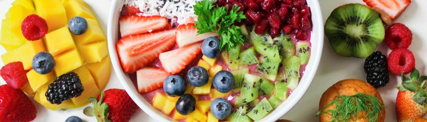 hclf-madplan-kulhydrat-glad-veganer.jpg En farverig og indbydende HCLF madplan med masser af frisk frugt og komplekse kulhydrater til den kulhydrat-glade veganer.